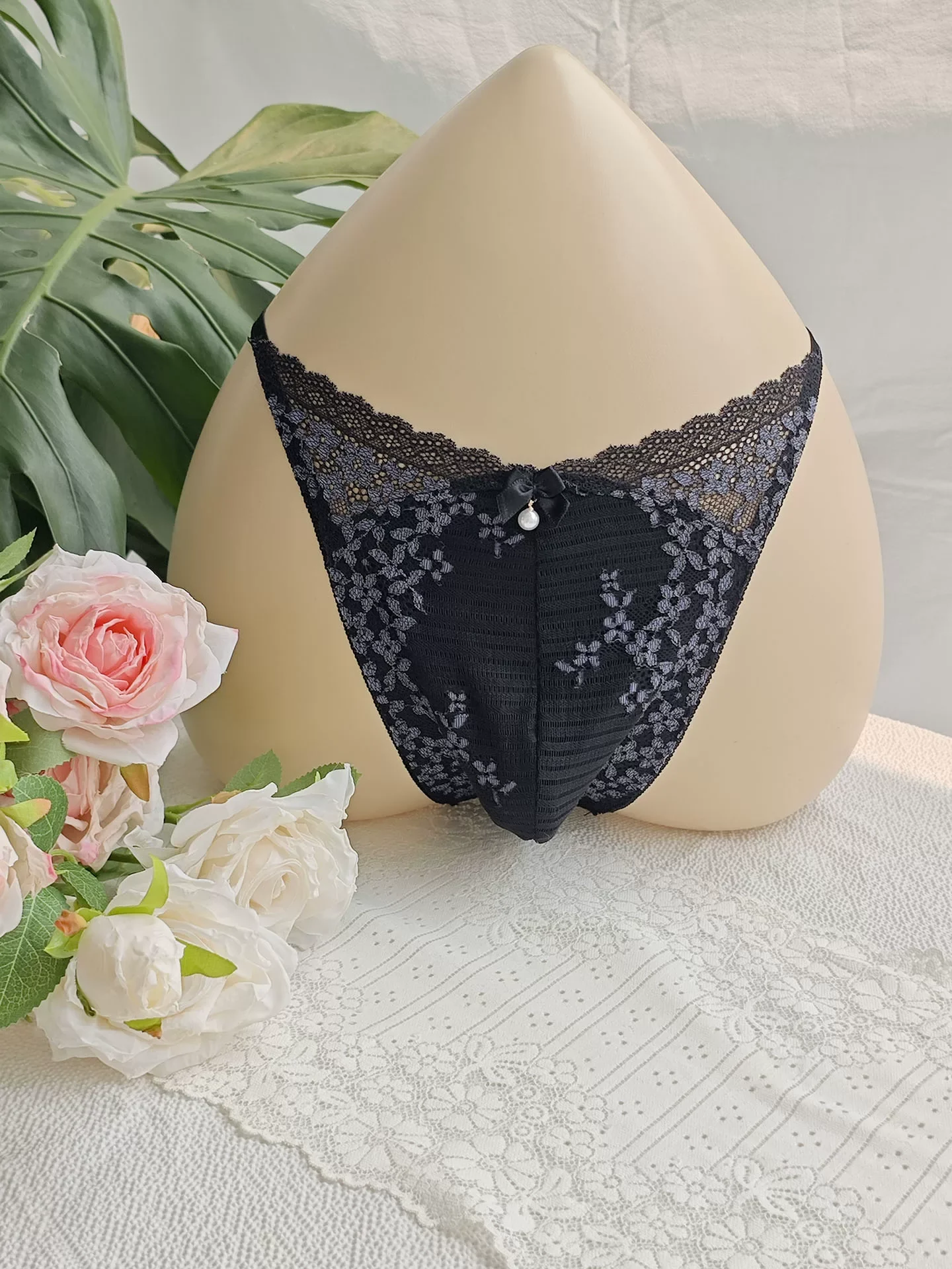 Black Lace Man's T-brief Embro - Embroidery Embellishments のレビューと価格